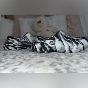 Black and white tie-dye M/W fluffy crocs
